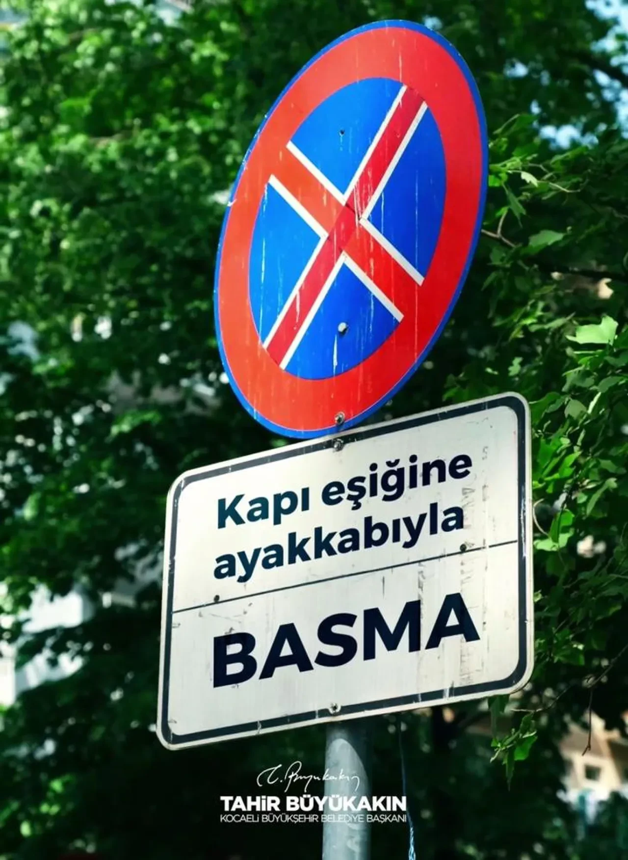 Anneler Günü'nde trafik levhaları değişti! Hem güldürdü hem duygulandırdı