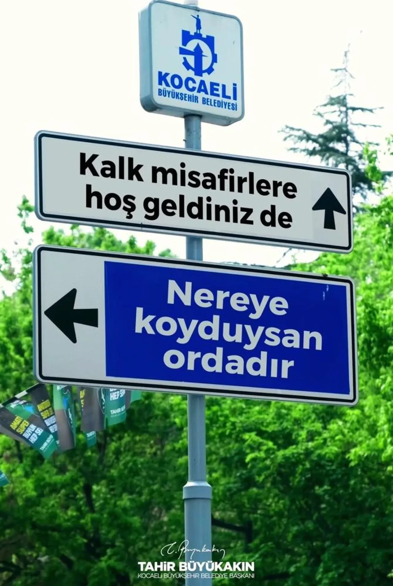 Anneler Günü'nde trafik levhaları değişti! Hem güldürdü hem duygulandırdı
