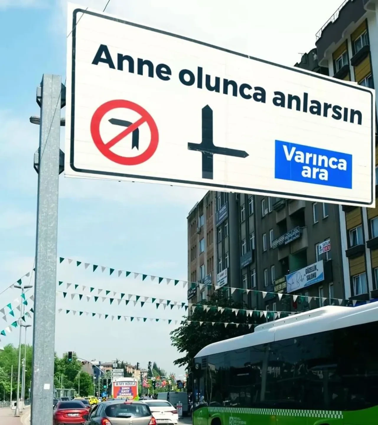 Anneler Günü'nde trafik levhaları değişti! Hem güldürdü hem duygulandırdı