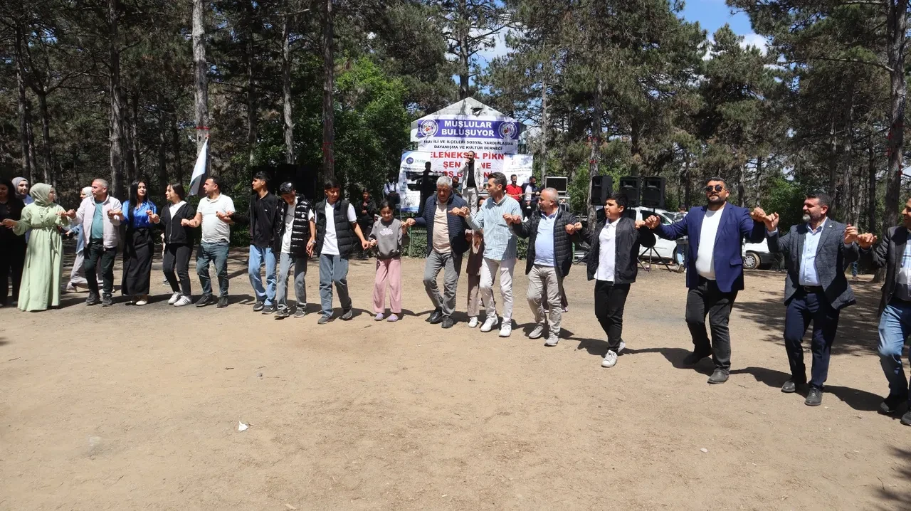 Anneler Gününü halaylarla kutladılar: Hemşeriler piknikte buluştu!