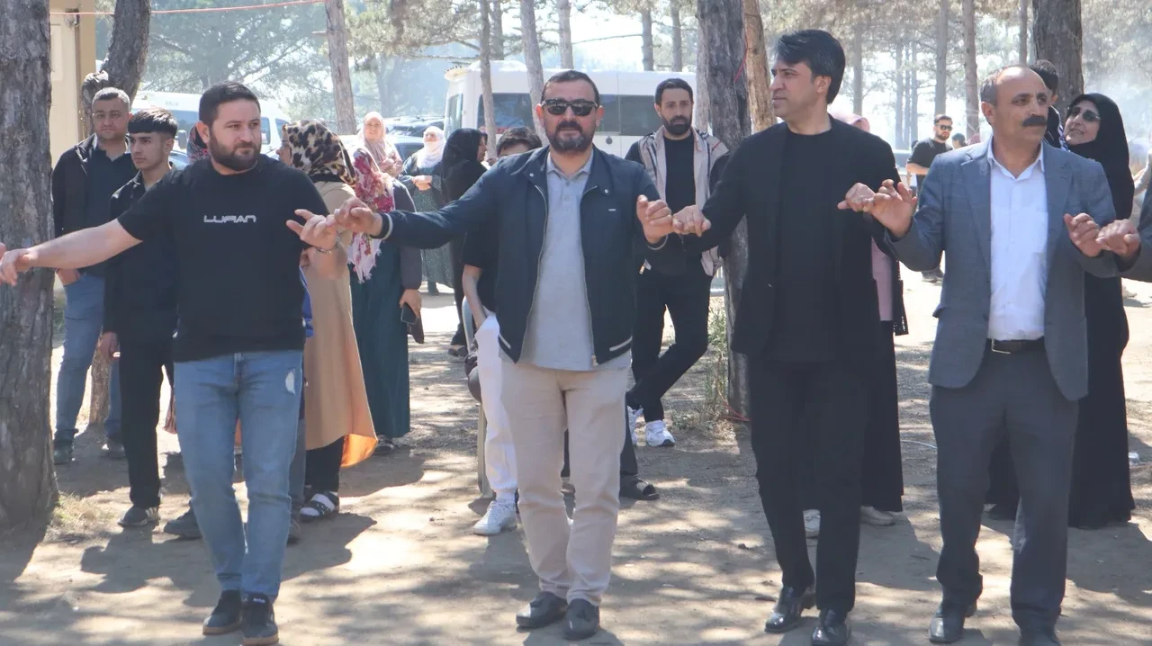 Anneler Gününü halaylarla kutladılar: Hemşeriler piknikte buluştu!