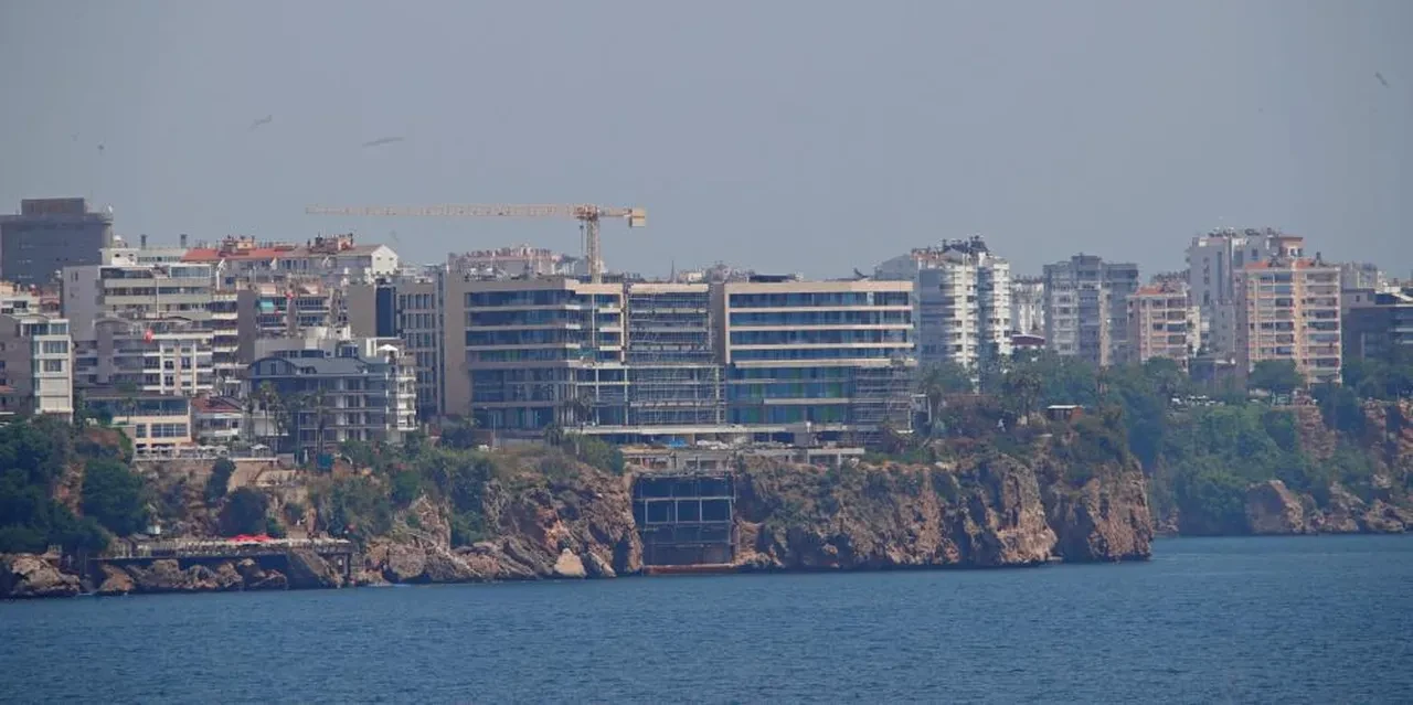 Antalya'da skandal görüntü! Müşterileri rahat etsin diye falezleri deldiler: İnceleme başlatıldı