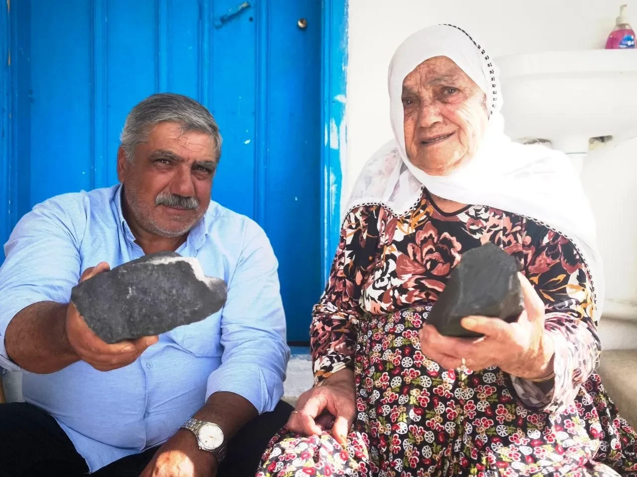 Bahçesine düşen cisim karşısında şoke oldu! Anneler Günü hediyesi 'gökten' indi: Alev topu gibiydi