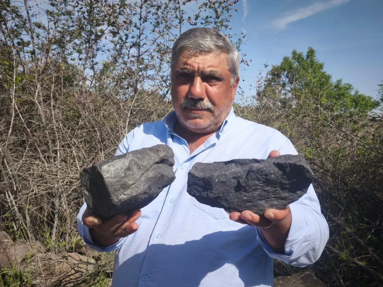 Bahçesine düşen cisim karşısında şoke oldu! Anneler Günü hediyesi 'gökten' indi: Alev topu gibiydi