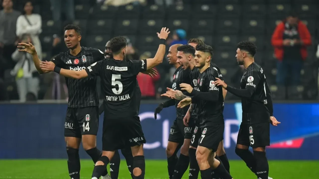 Beşiktaş'tan açıklama geldi: Kafa kafaya çarpışmışlardı! 