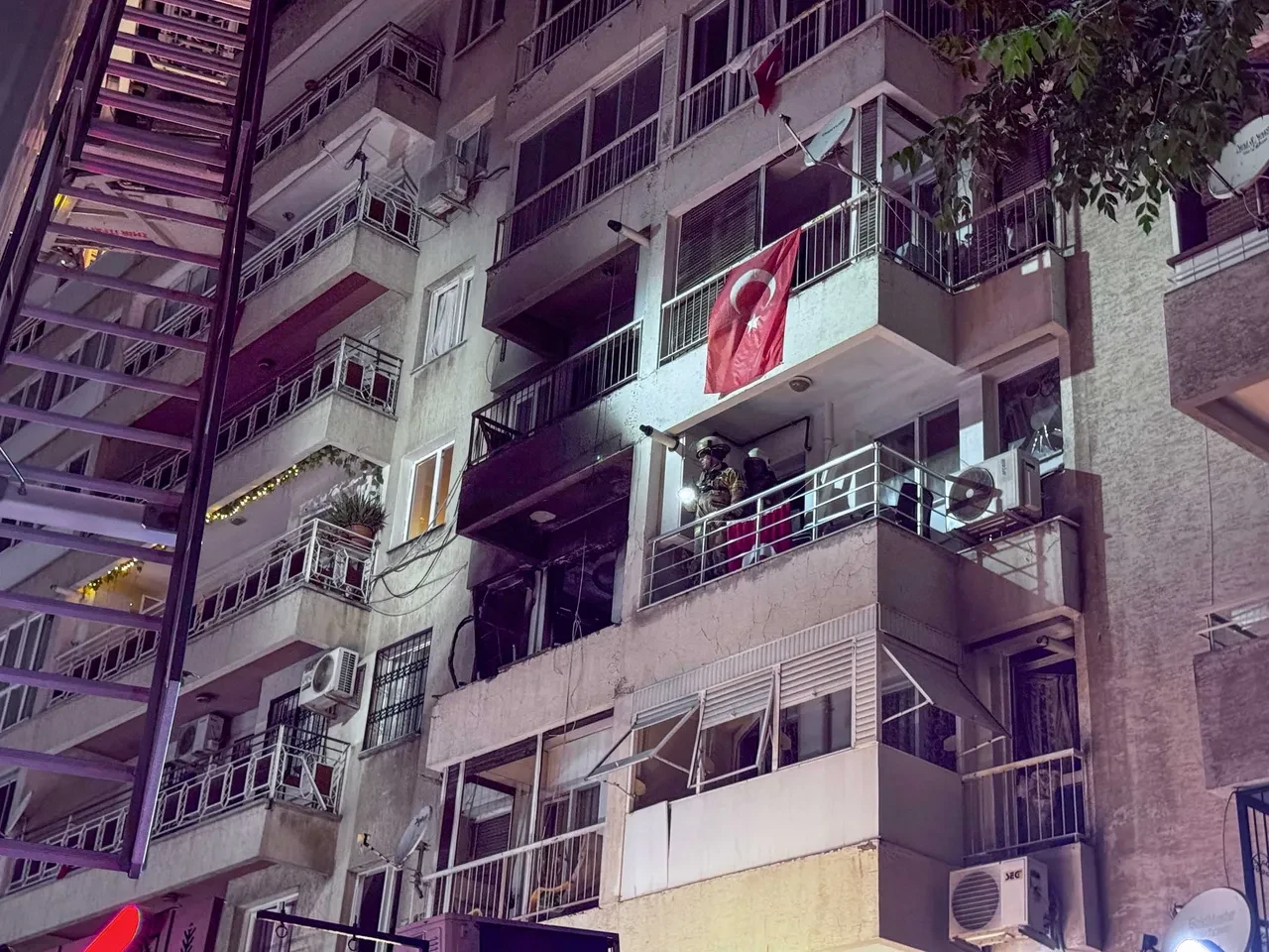 Bornova'da apartman dairesinde patlama