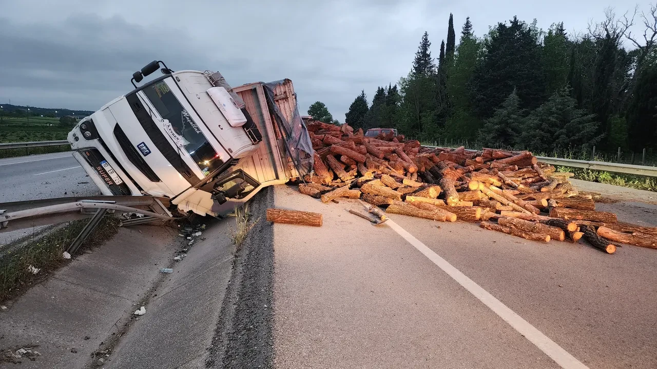 Bursa'da odun yüklü kamyon devrildi: 3 yaralı