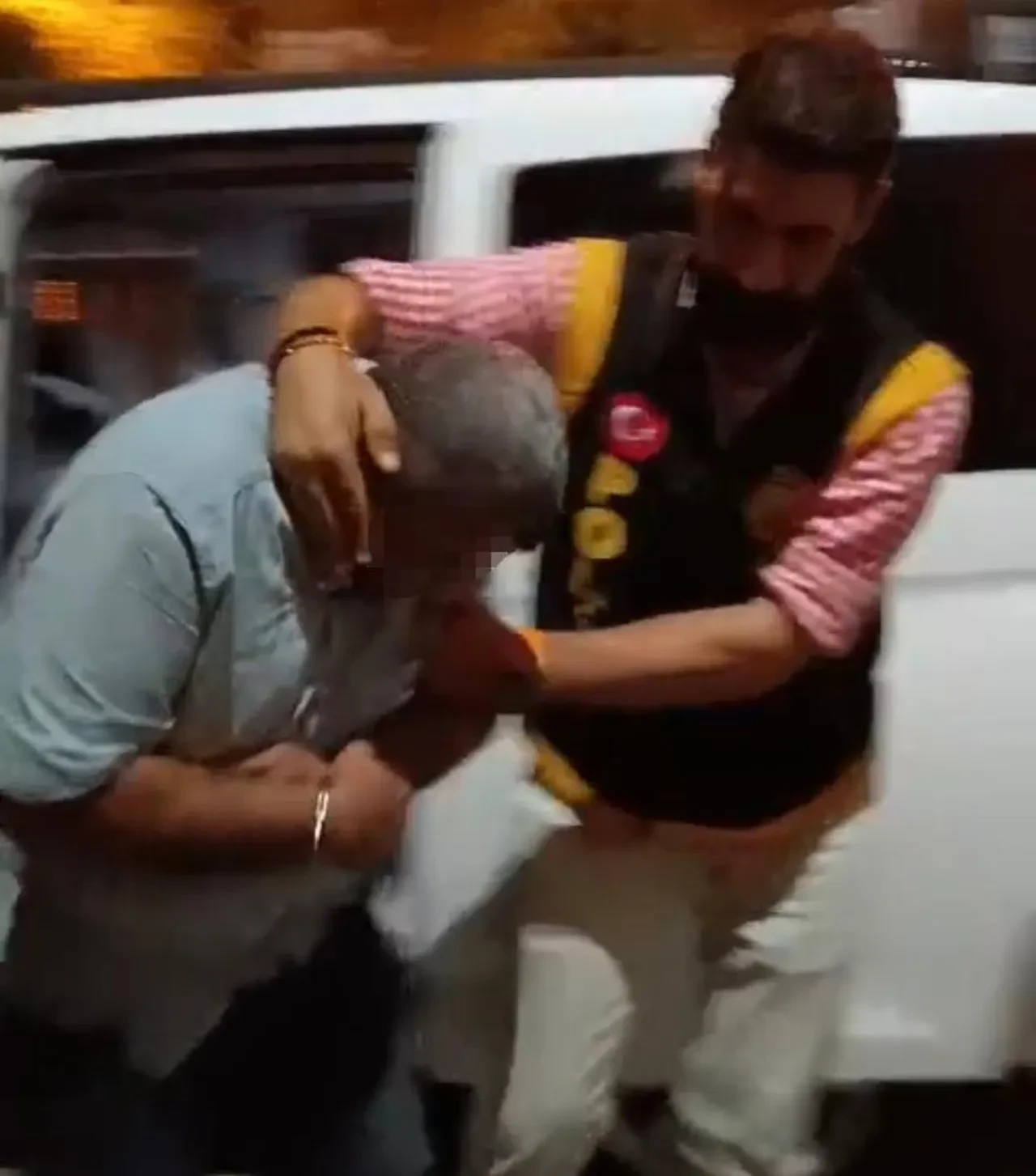 Çay koymadı diye karısını dövüp, arabayı üzerine sürdü! O anlar kamerada