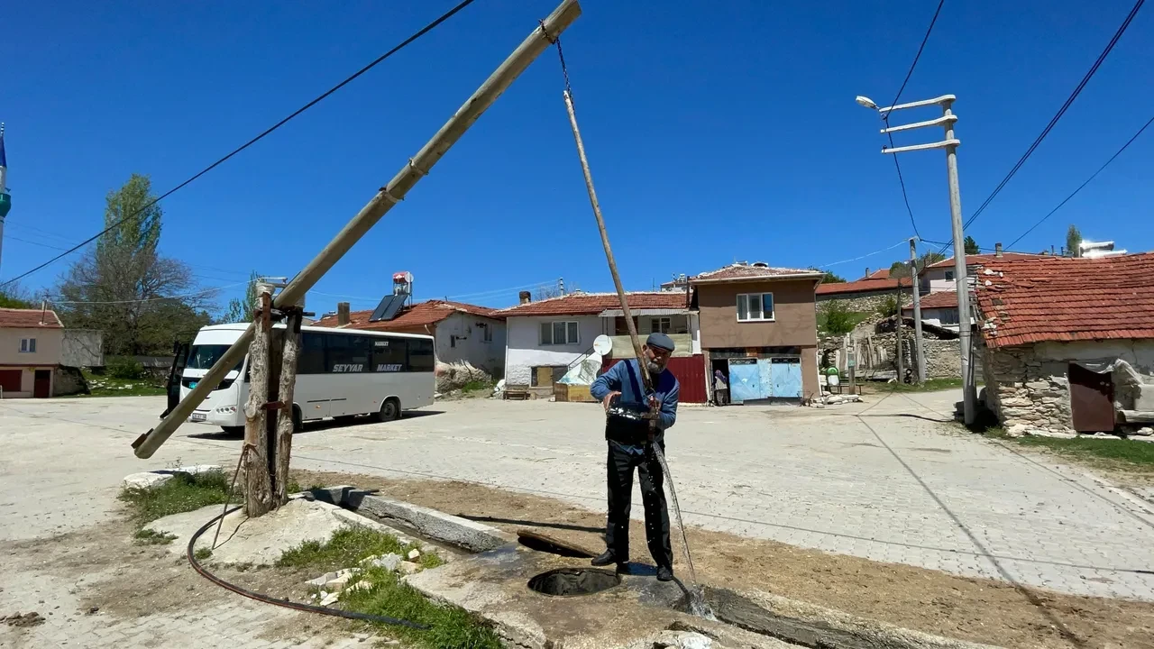 Görenler mancınığa benzetiyor, köylü 100 yıldır su ihtiyacını böyle karşılıyor