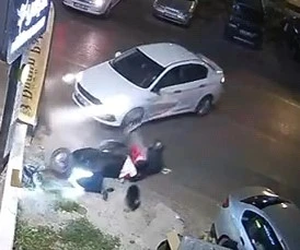 İnegöl'de otomobille motosikletin çarpıştığı kaza anı kamerada