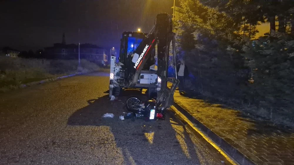 Motosiklet iş makinesine çarptı!