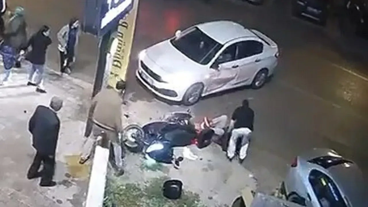 İnegöl'de otomobille motosikletin çarpıştığı kaza anı kamerada