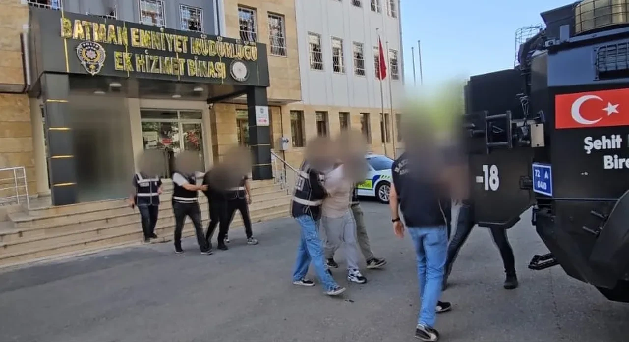 Kadın hedef gösterdi, maskeli üyeler böyle kaçırdı! Örgüte 3 ilde dev operasyonun görüntüleri