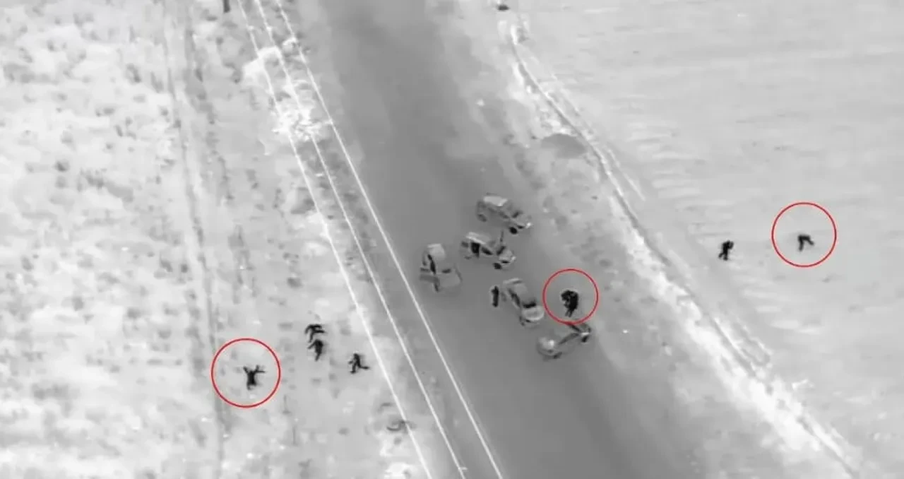 Kadın hedef gösterdi, maskeli üyeler böyle kaçırdı! Örgüte 3 ilde dev operasyonun görüntüleri