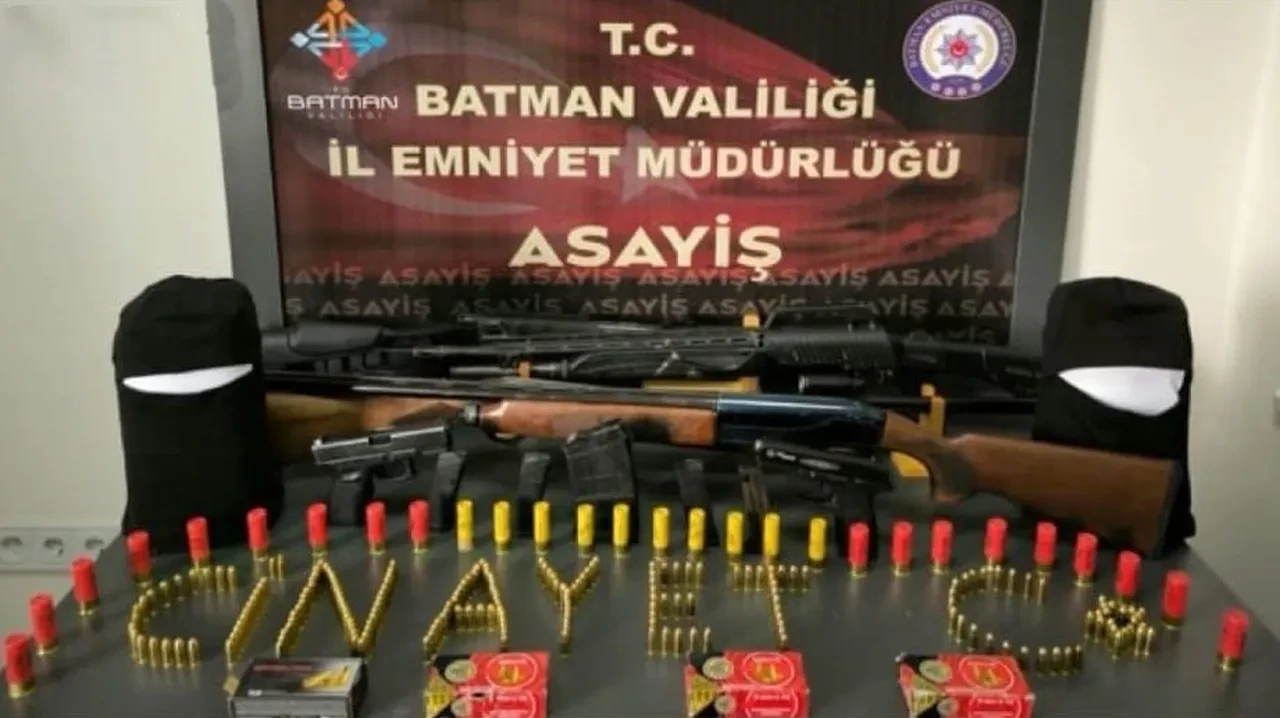 Kadın hedef gösterdi, maskeli üyeler böyle kaçırdı! Örgüte 3 ilde dev operasyonun görüntüleri