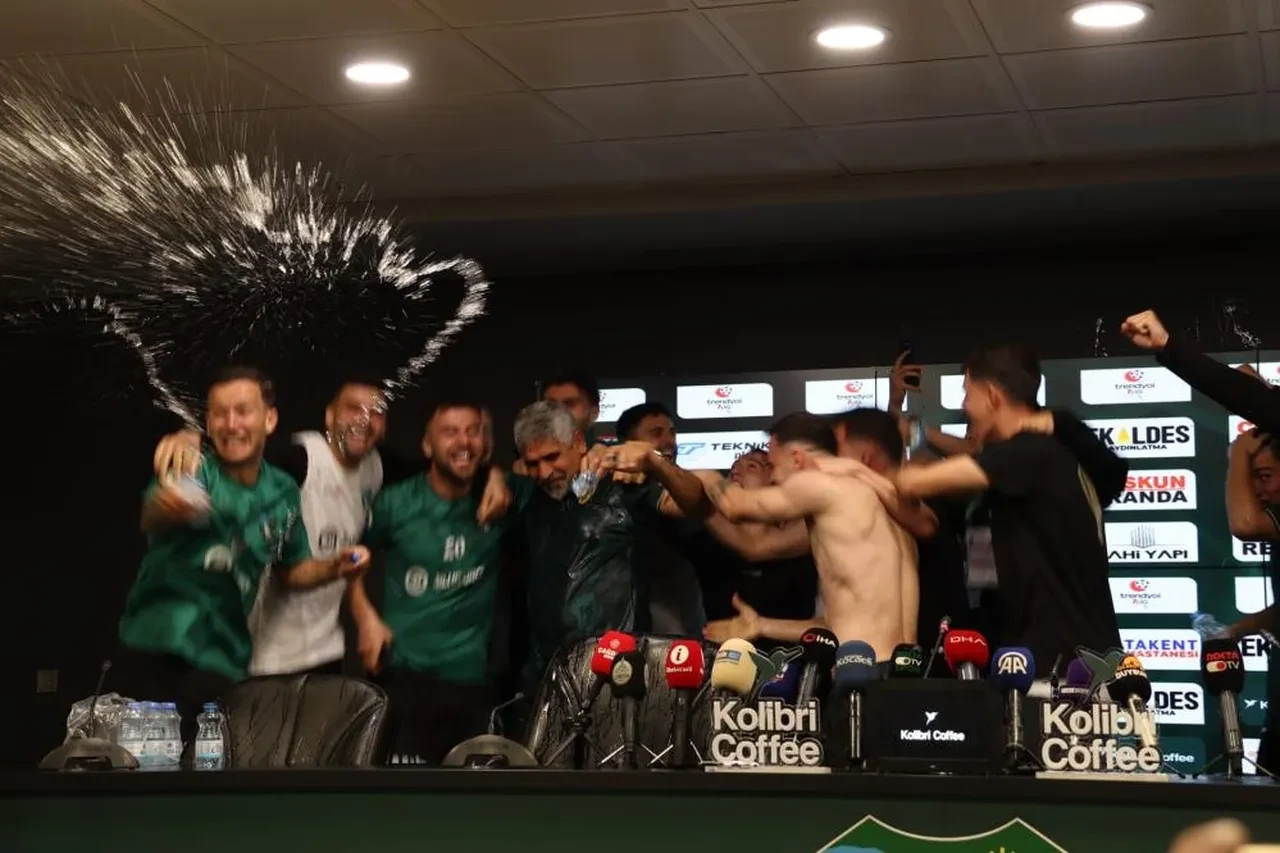 Kocaelispor'da şampiyonluğa ulaşan İsmet Taşdemir veda etti