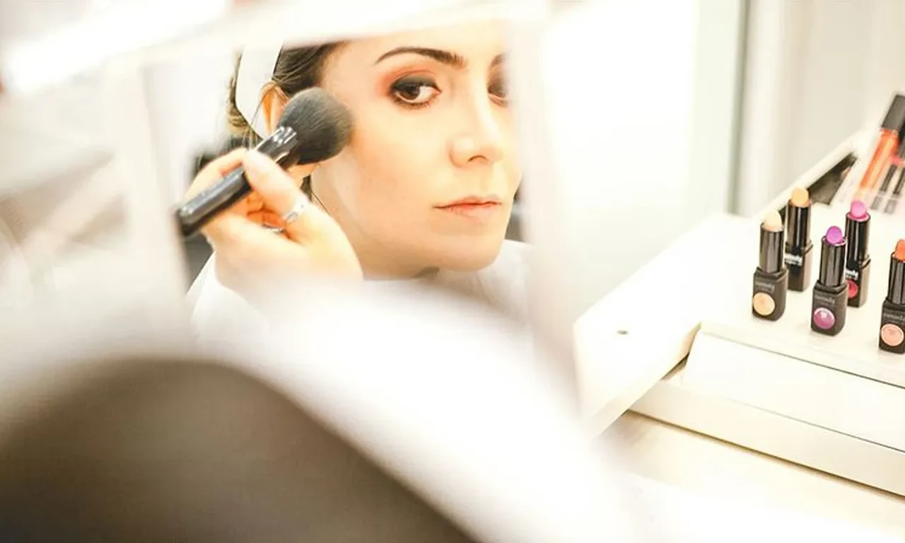 Makyaj yaparken dikkat! Uzman isim uyardı: Göz sağlığınızdan olmayın