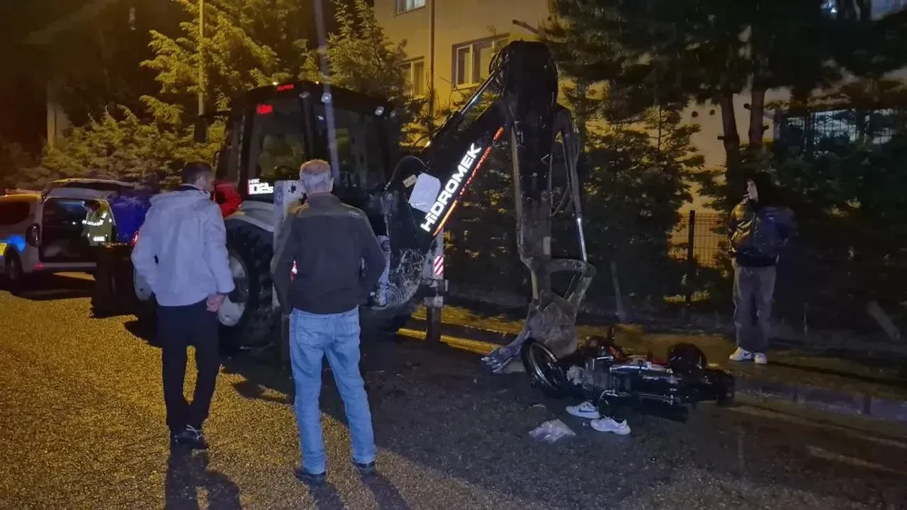 Motosiklet iş makinesine çarptı!
