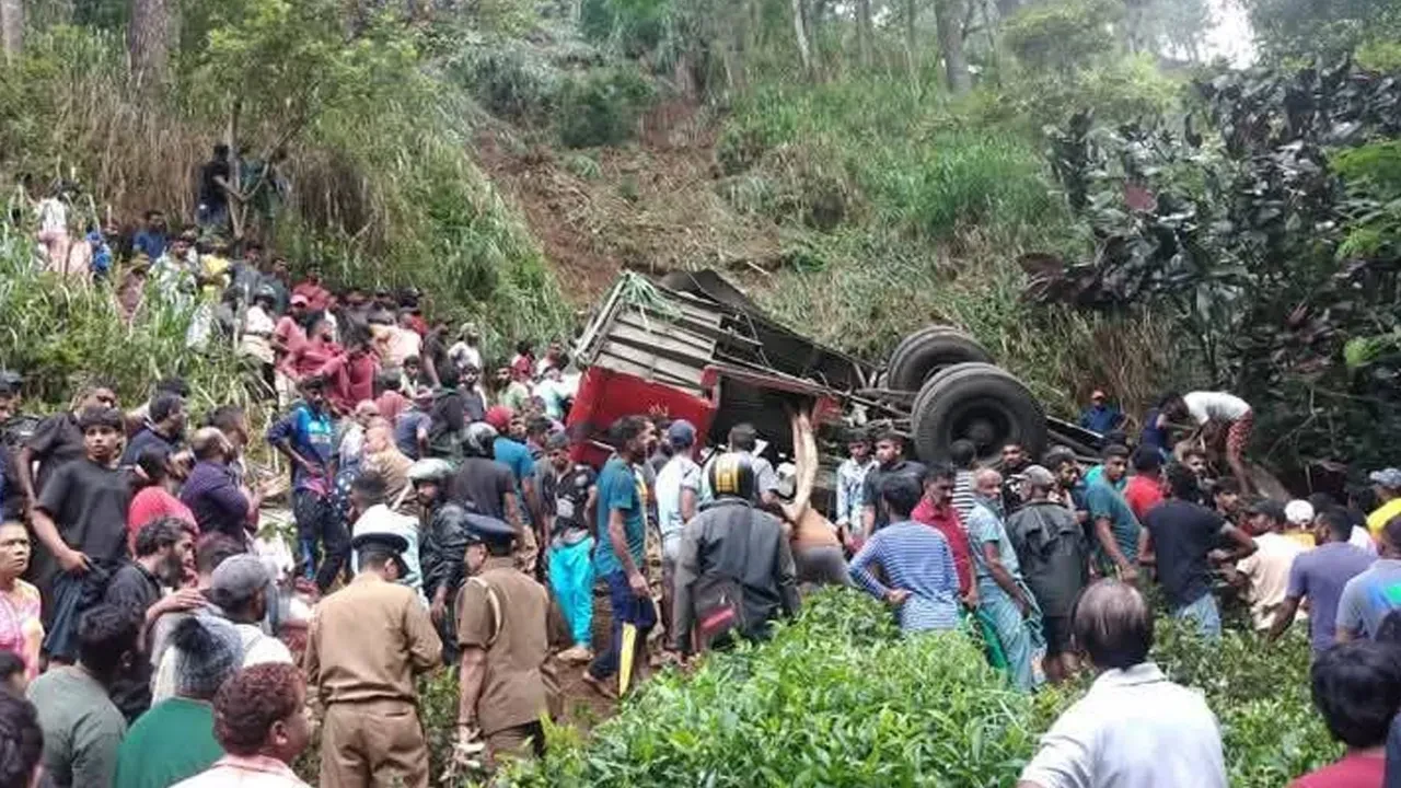 Otobüs uçurumdan aşağı yuvarlandı! Sri Lanka'da feci kaza