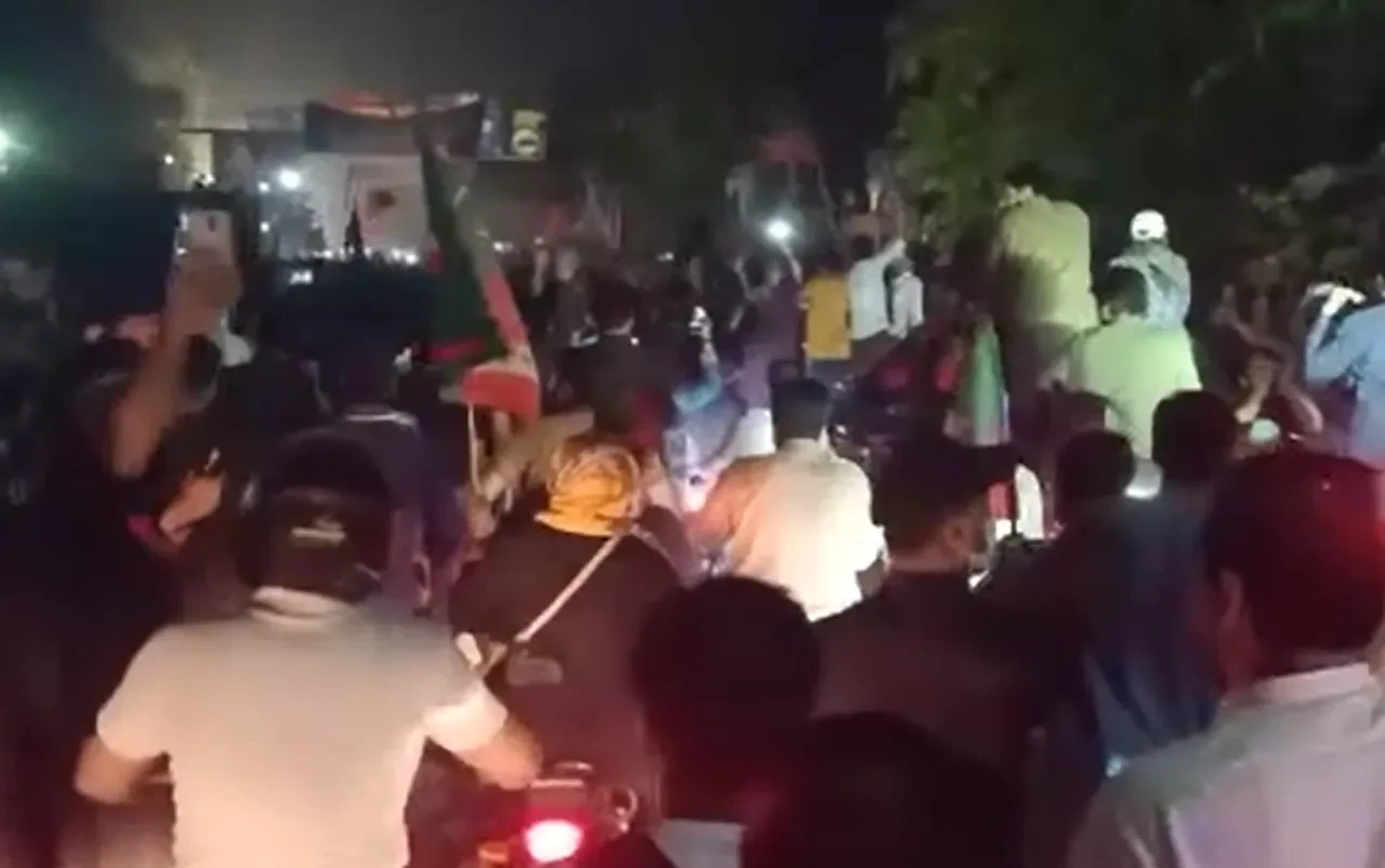 Pakistan’da ateşkes sonrası halk sokaklara indi: Havai fişeklerle kutladılar!