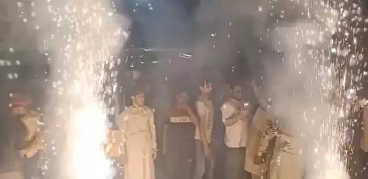 Pakistan’da ateşkes sonrası halk sokaklara indi: Havai fişeklerle kutladılar!