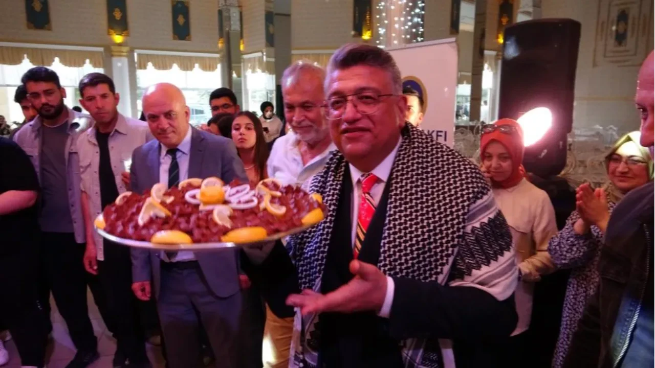 Rektör çiğköfte yoğurup, öğrencilerle halay çekti!