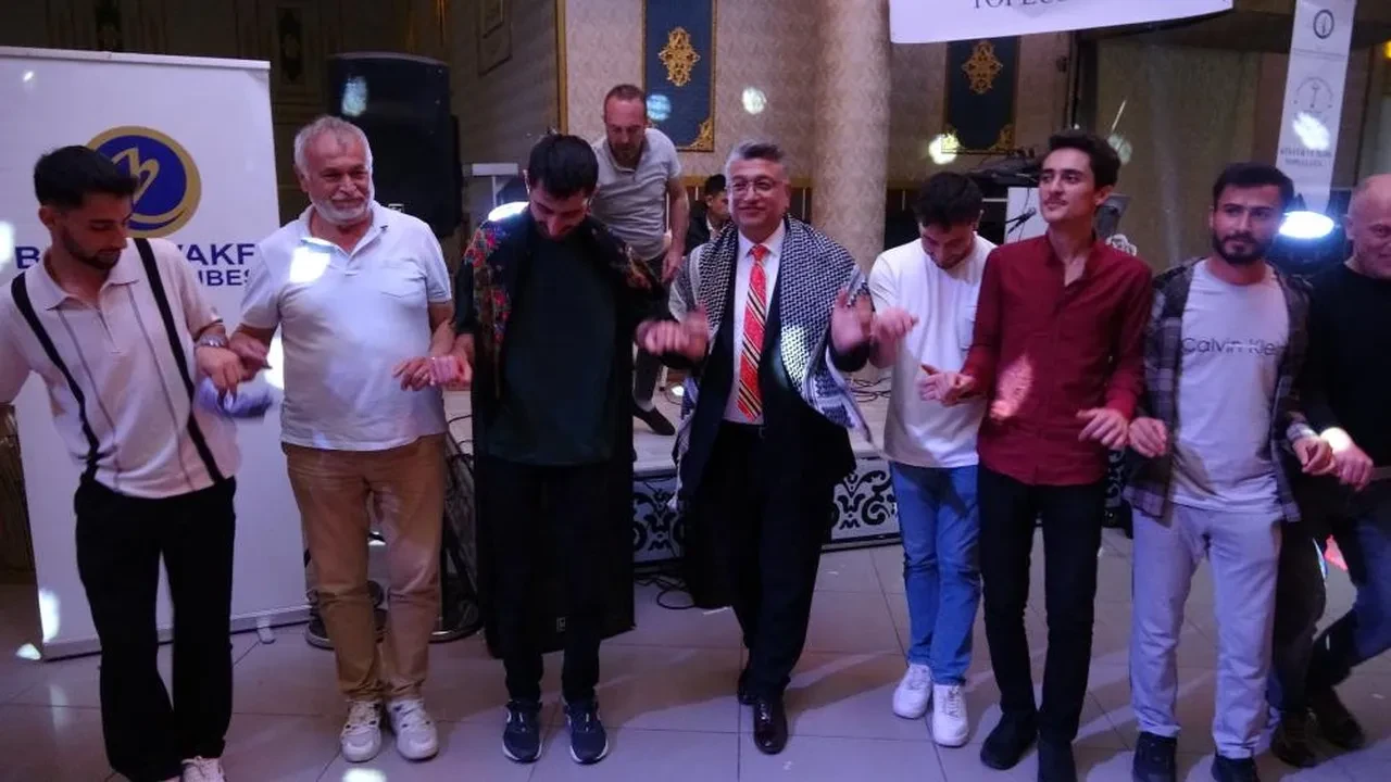 Rektör çiğköfte yoğurup, öğrencilerle halay çekti!