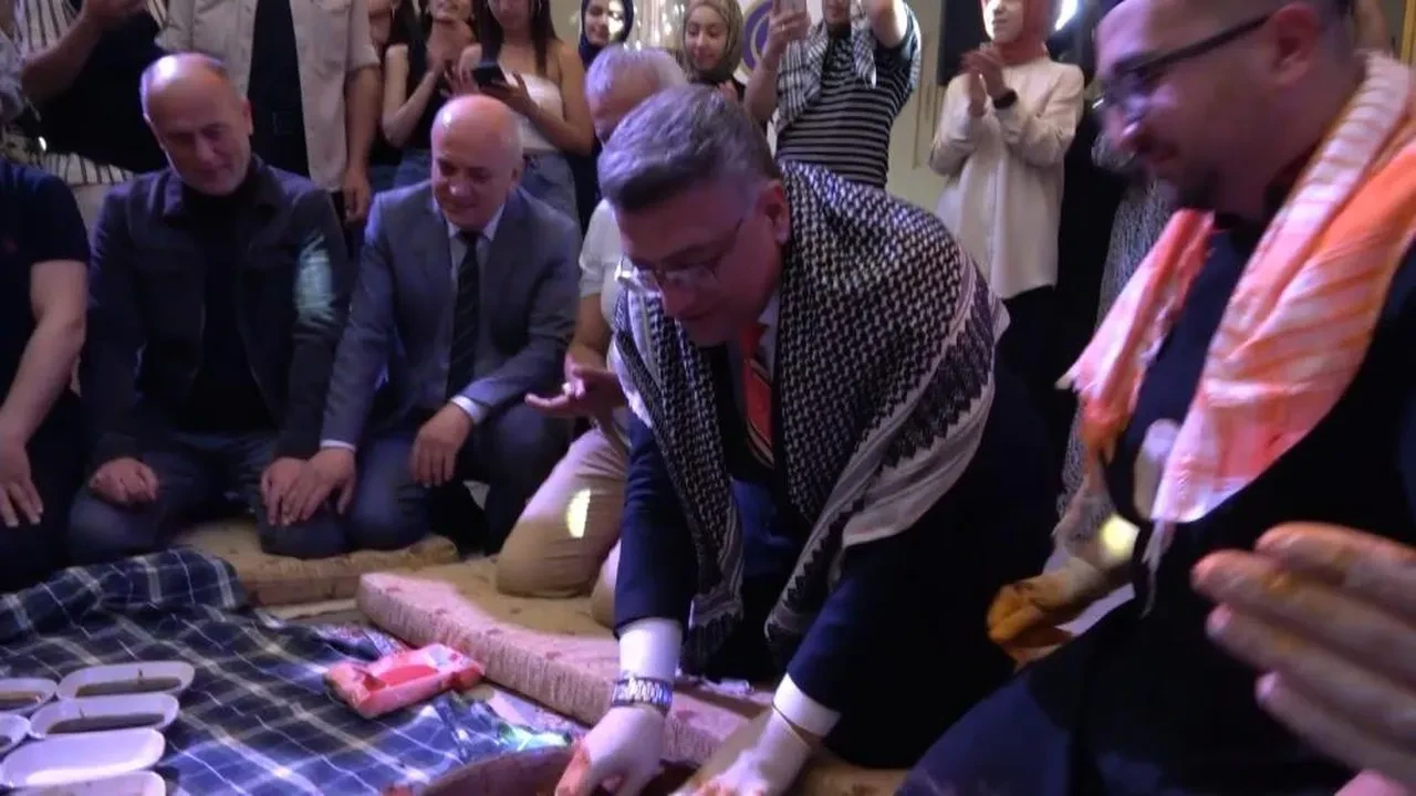 Rektör çiğköfte yoğurup, öğrencilerle halay çekti!