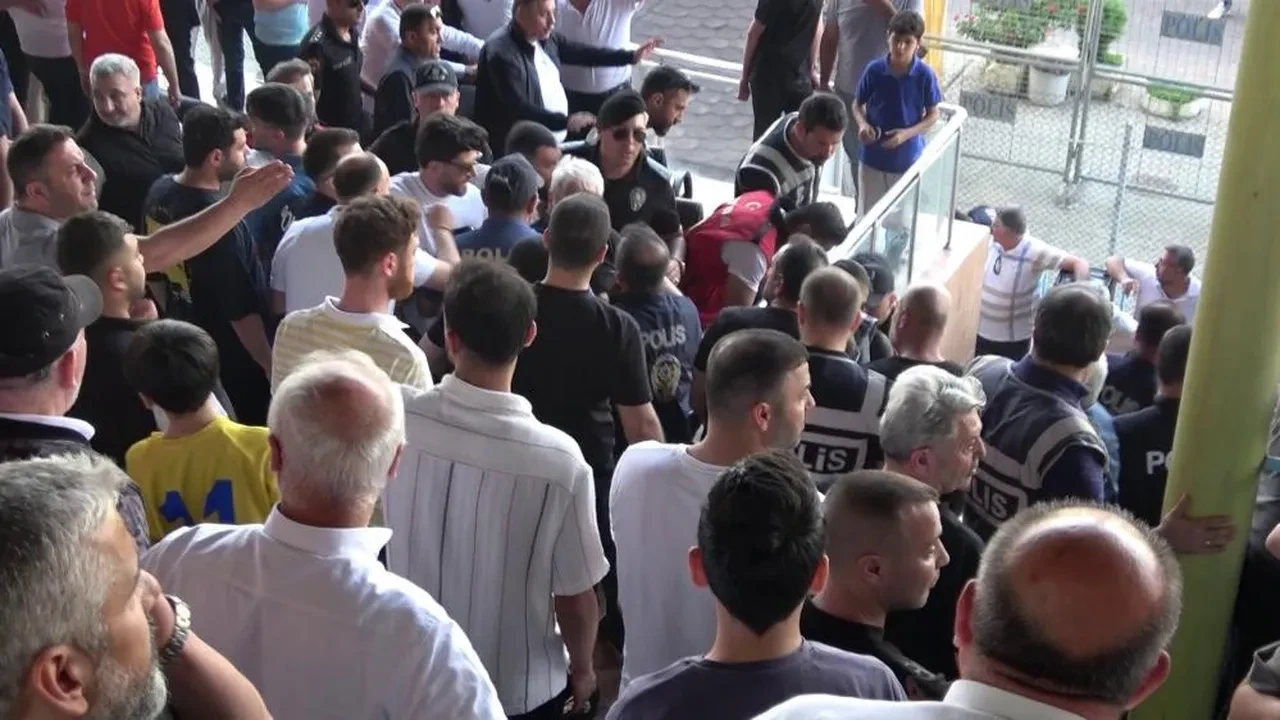 Siirt derbisinde kavga çıktı: Tribünler savaş alanına döndü!