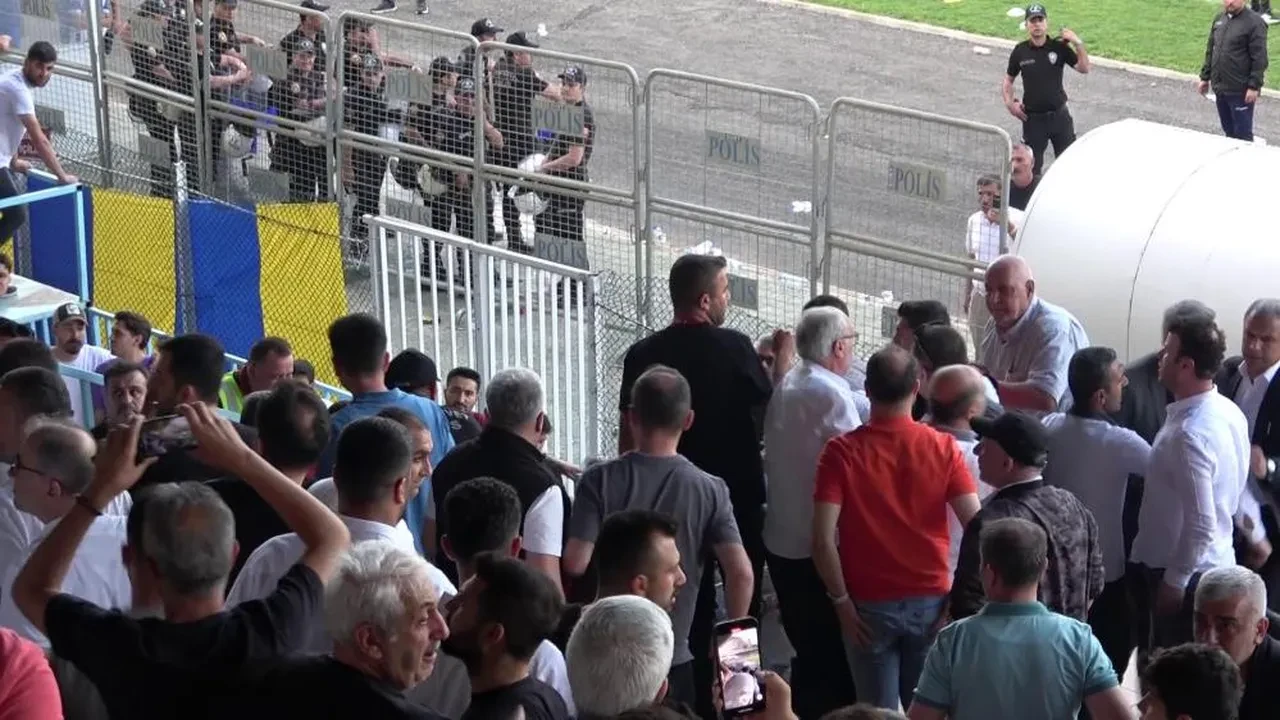 Siirt derbisinde kavga çıktı: Tribünler savaş alanına döndü!