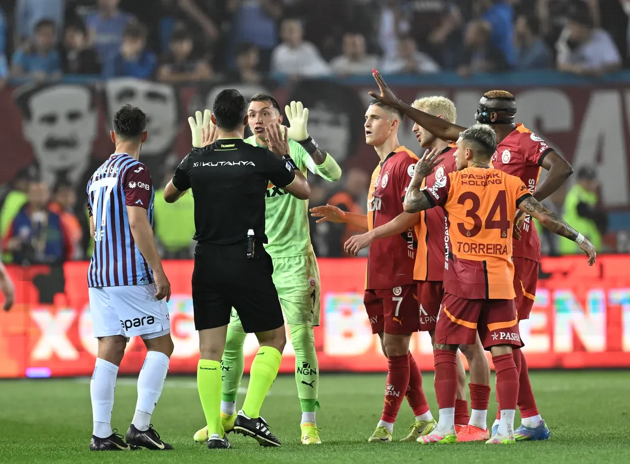 Trabzonspor-Galatasaray maçında penaltı tartışması! Trio ekibi son noktayı koydu