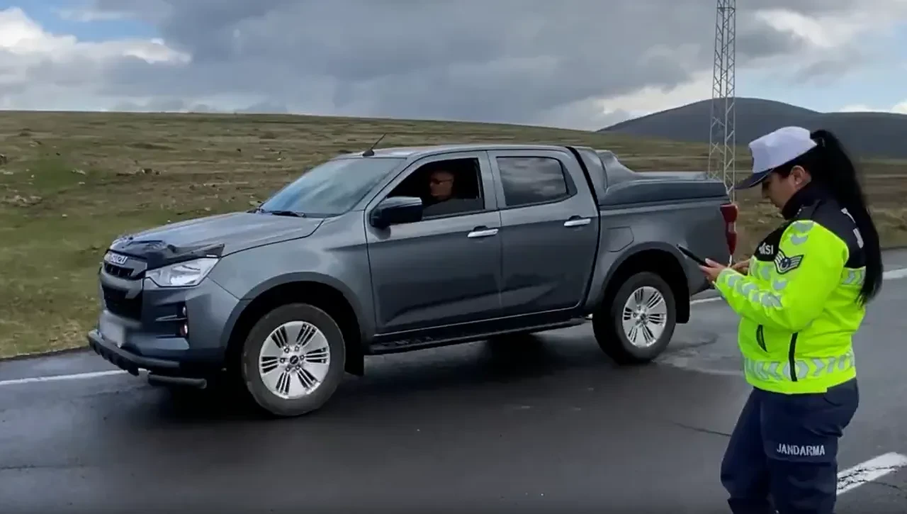 Trafikte dev denetim! Bakan Yerlikaya duyurdu: Yüz binlerce sürücüye ceza yağdı