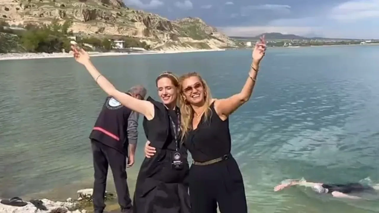 Wilma Elles ve Tuğba Özay'ın Van Gölü keyfi