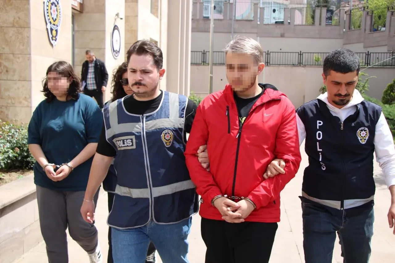 Yaşlı adama, torun ve damadından büyük tuzak! 2 milyon TL'lik altın bulunan kasayı çaldılar