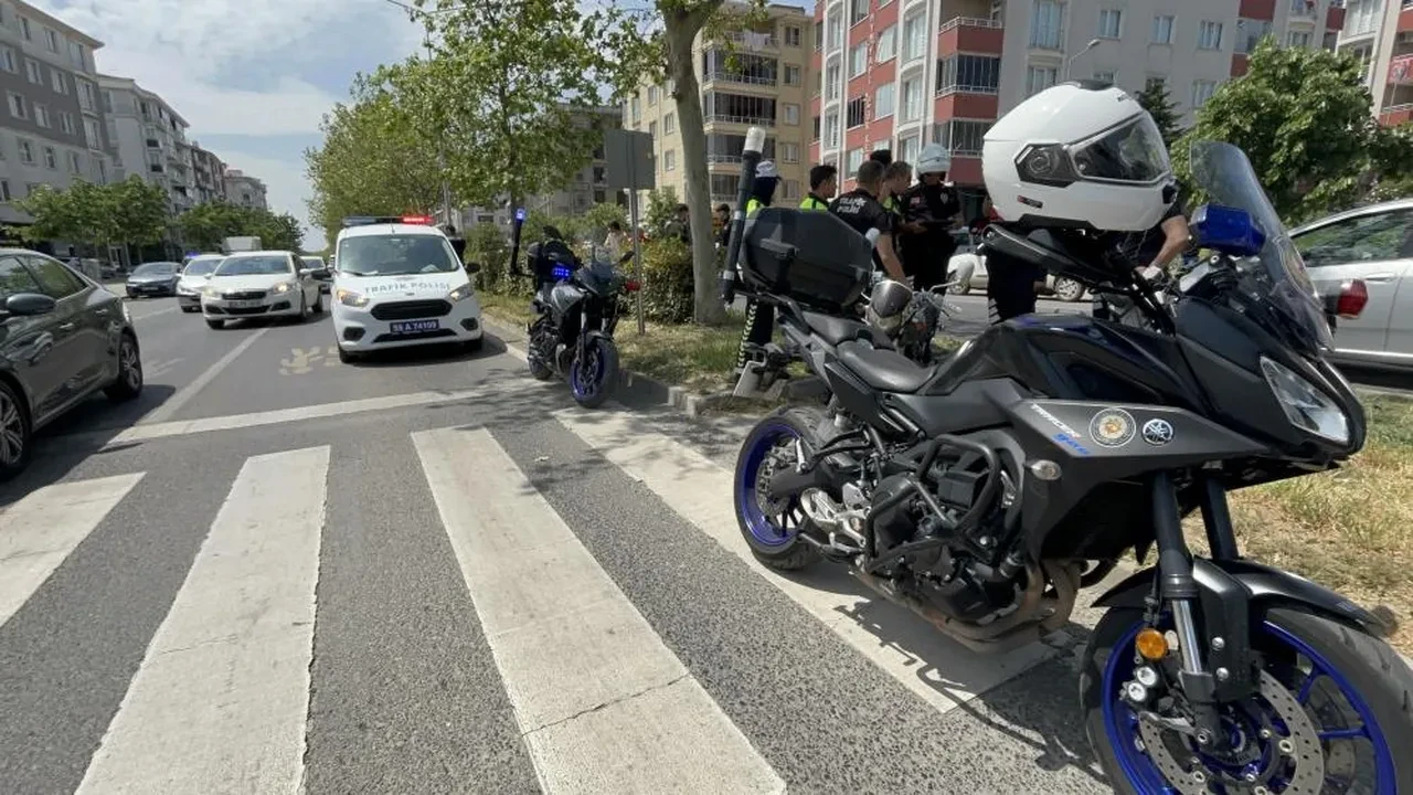 Yaya geçidinden motorla geçti, kendisini uyaran vatandaşı dövdü