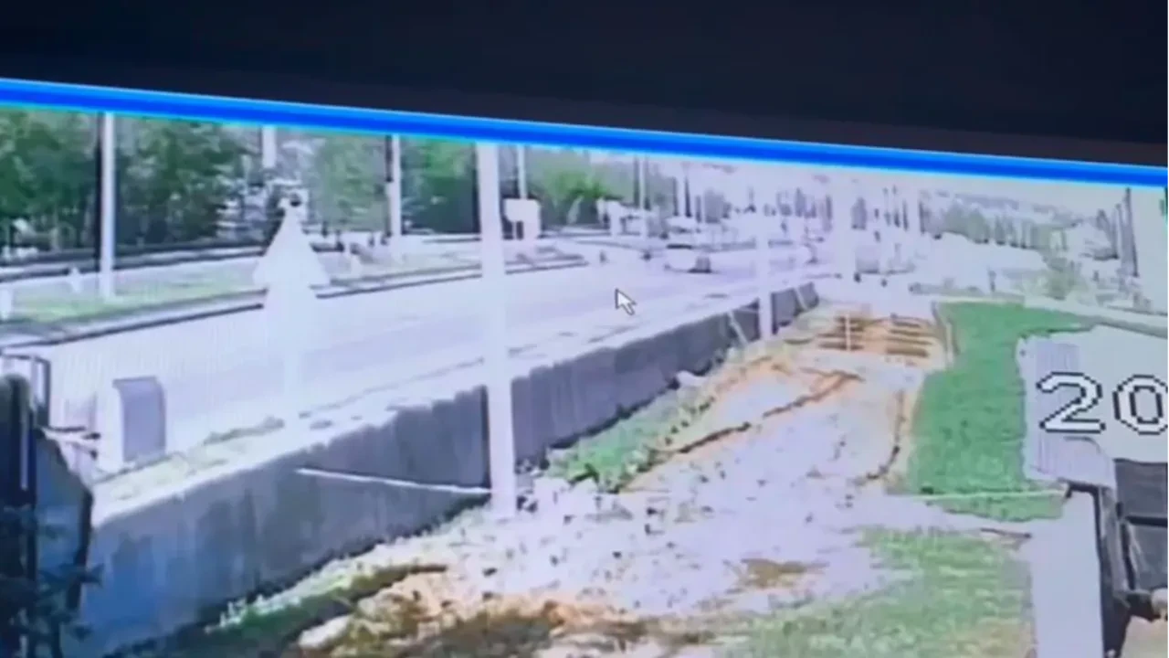 Yolun karşısına geçmeye çalışırken otomobilin altında ezildi