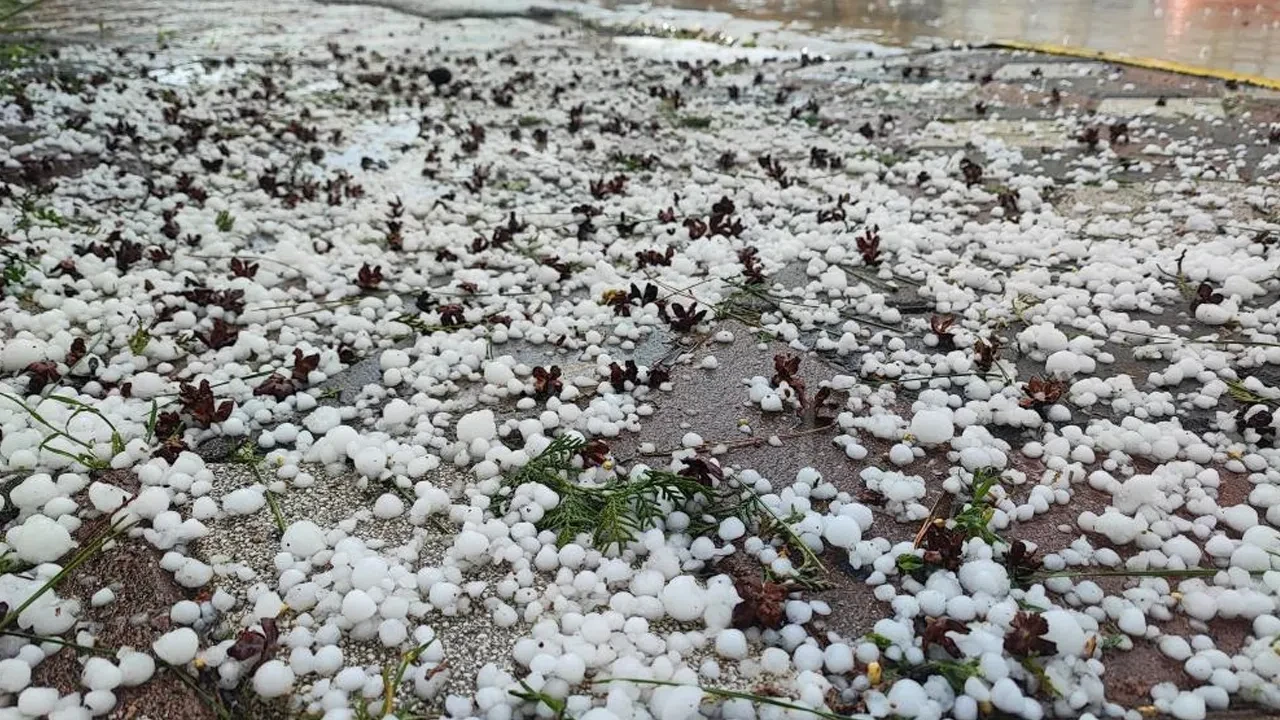 Yozgat'ta dolu yağışı! Her yer beyaza büründü