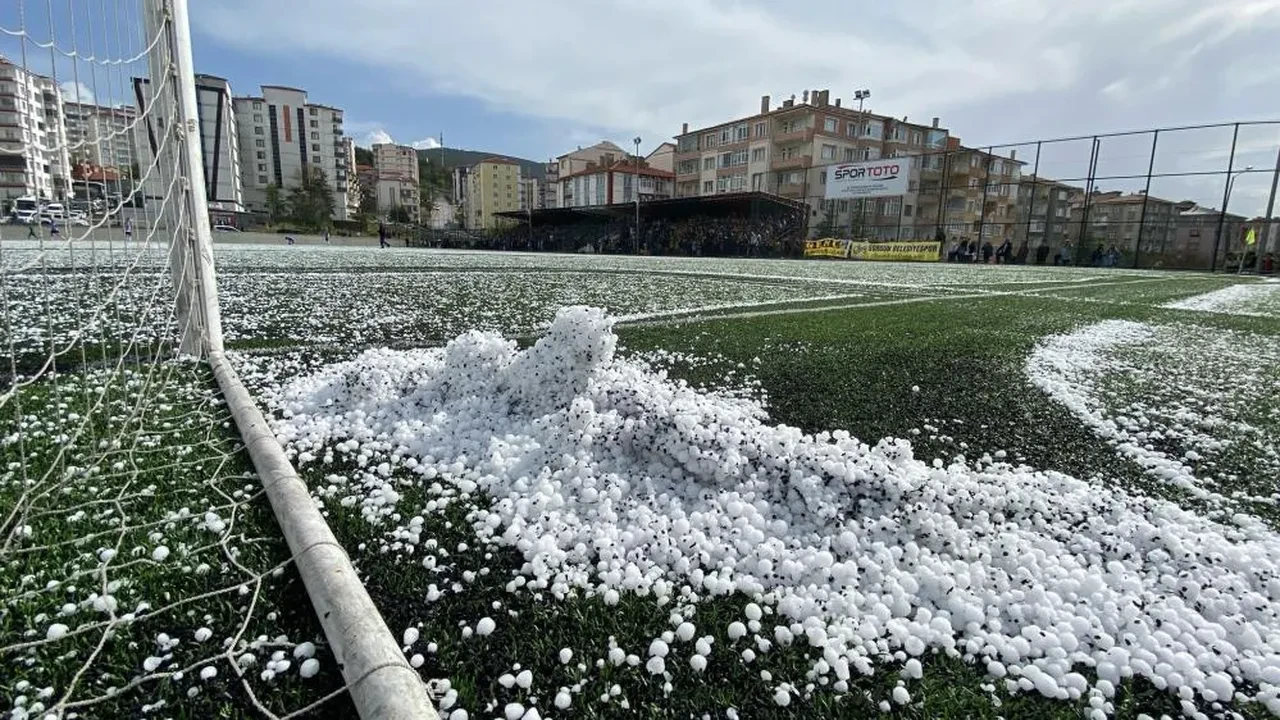Yozgat'ta dolu yağışı! Her yer beyaza büründü