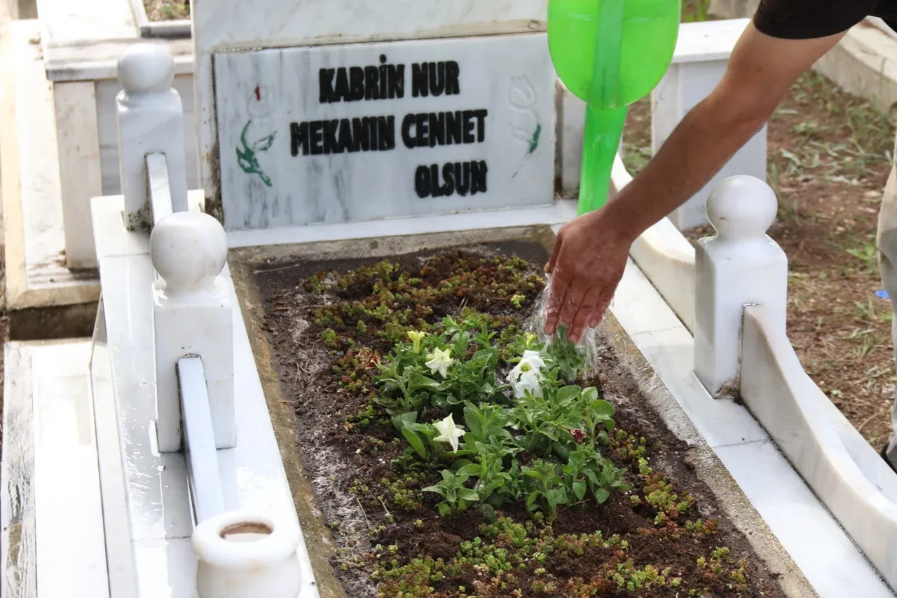 23 yıldır 300 mezara gözü gibi bakıyor! Avrupa'dan müşterileri var