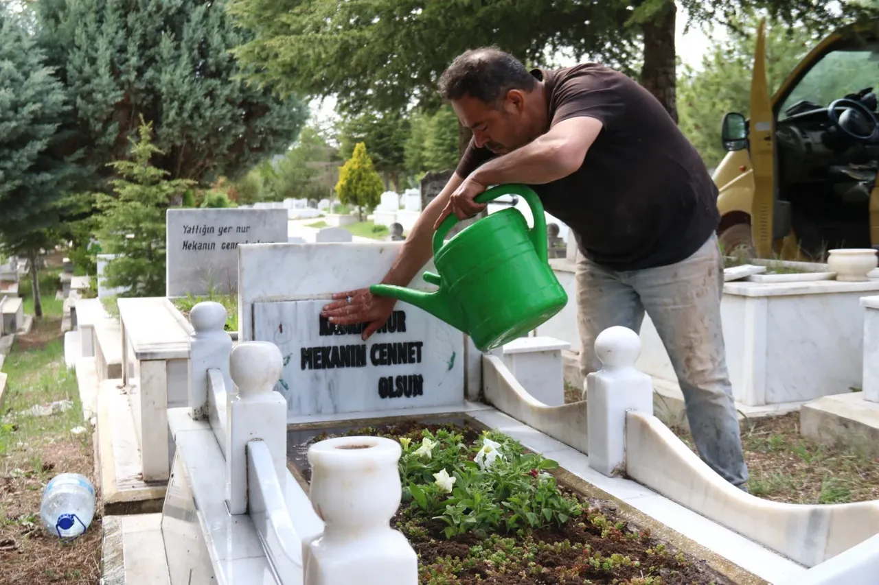 23 yıldır 300 mezara gözü gibi bakıyor! Avrupa'dan müşterileri var