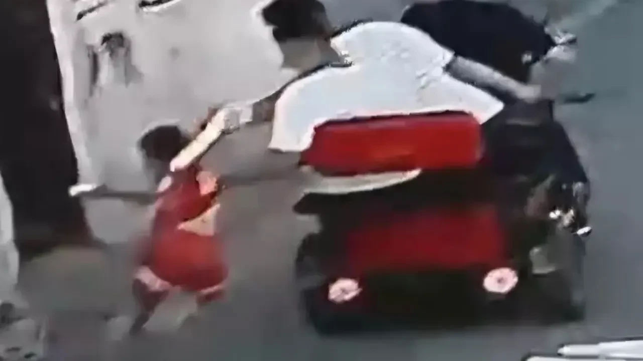 Adana'da skandal görüntüler! Galatasaray formalı çocuğu metrelerce sürüklediler