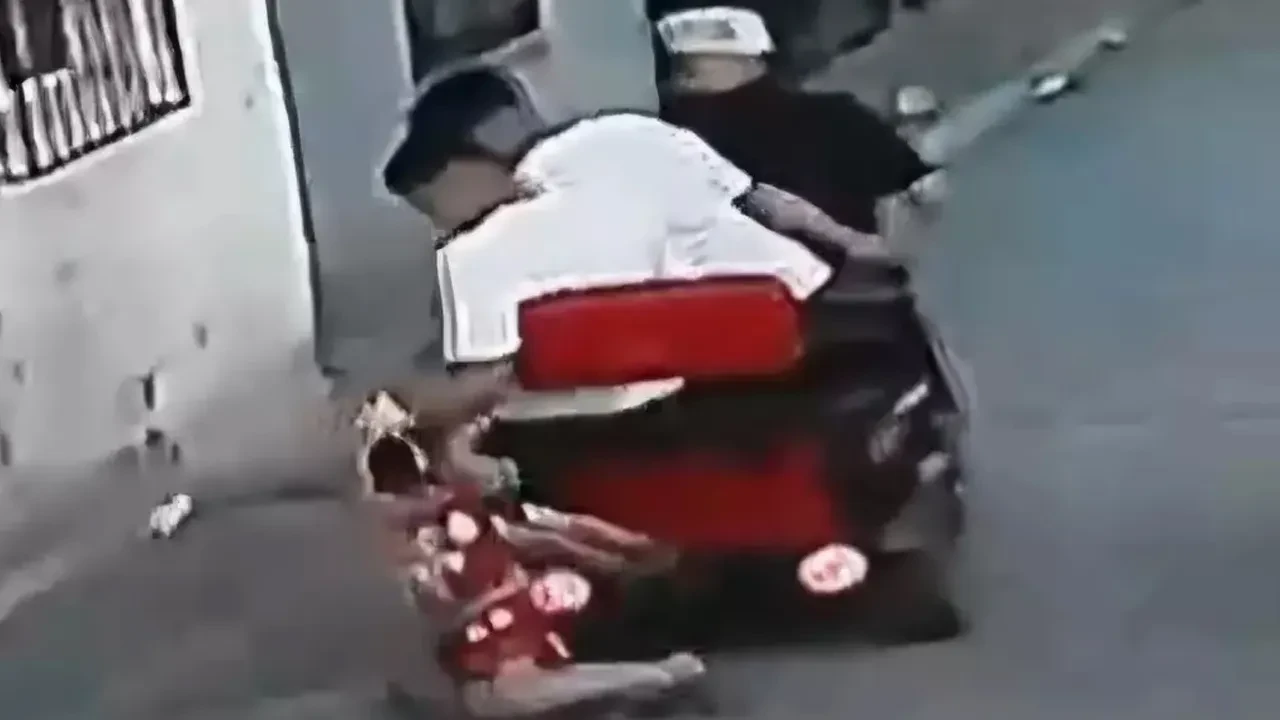 Adana'da skandal görüntüler! Galatasaray formalı çocuğu metrelerce sürüklediler