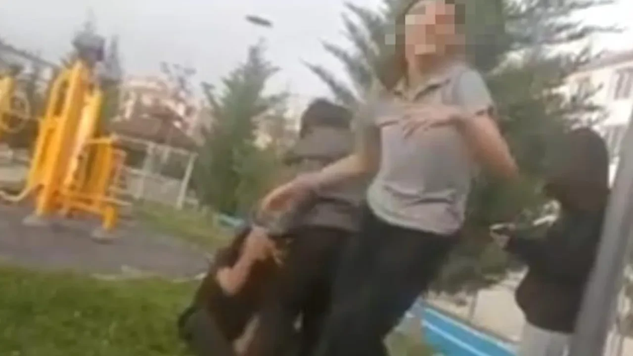 Akran zorbalığı bitmiyor! Tuzak kurup parkta bir saat boyunca dövdüler!