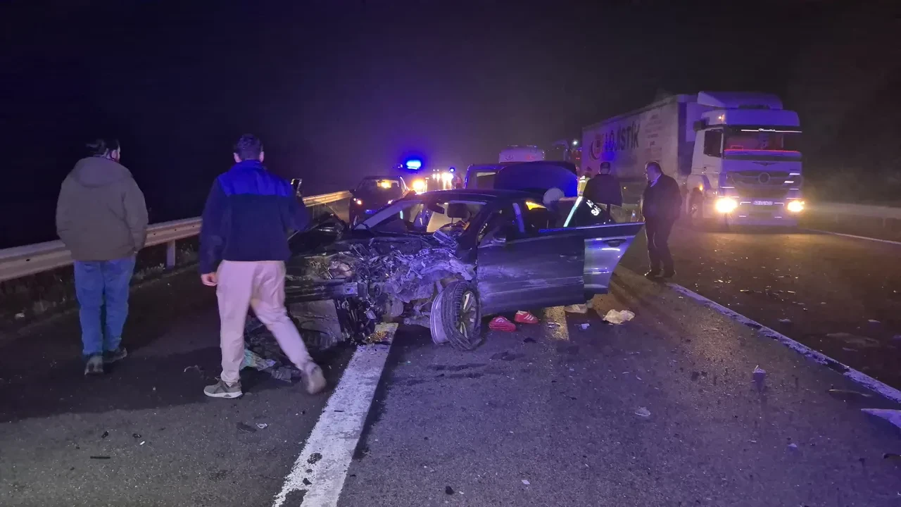 Anadolu Otoyolu'nda feci kaza! Savrulan araç hurdaya döndü