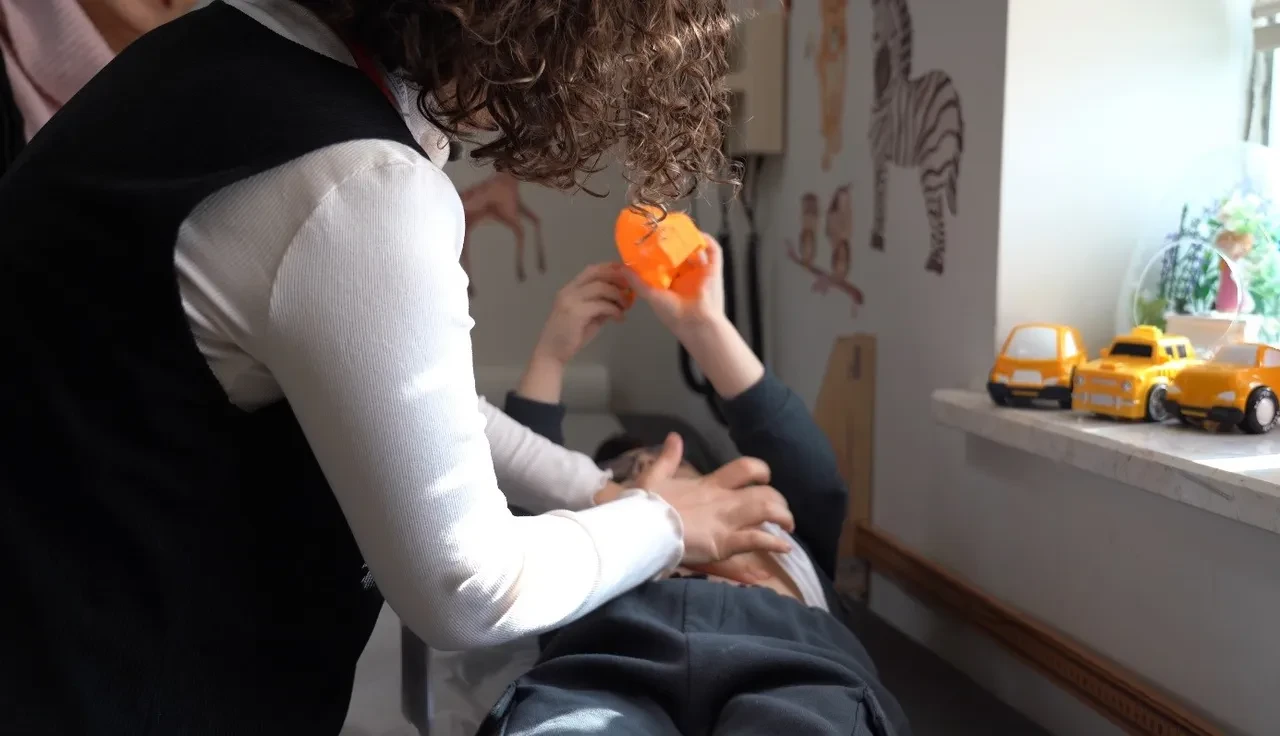 Ateş ve ağız içi yaralar ile başlıyor! Çocukları tehdit eden yeni virüs yayılmaya başladı