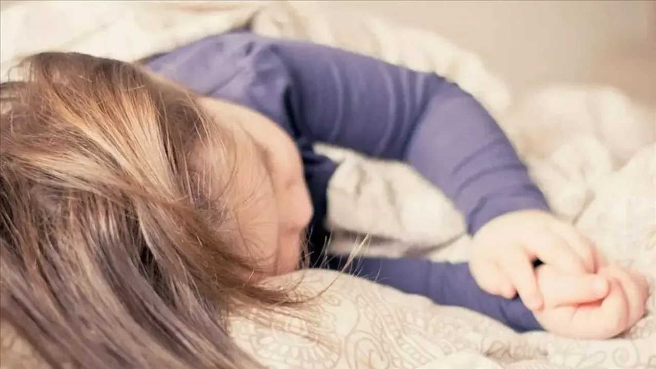 Ateş ve ağız içi yaralar ile başlıyor! Çocukları tehdit eden yeni virüs yayılmaya başladı