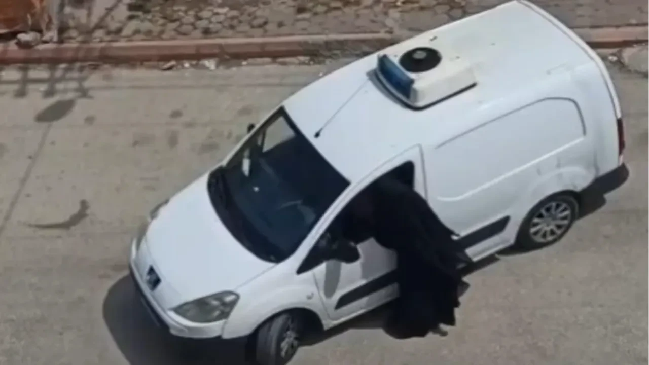 Çay koymayan eşini sokak ortasında dövdü
