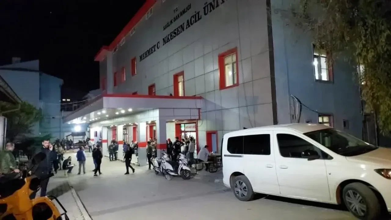 Geziye giden 14 öğrenci dönüş yolunda yediği yemekten zehirlendi