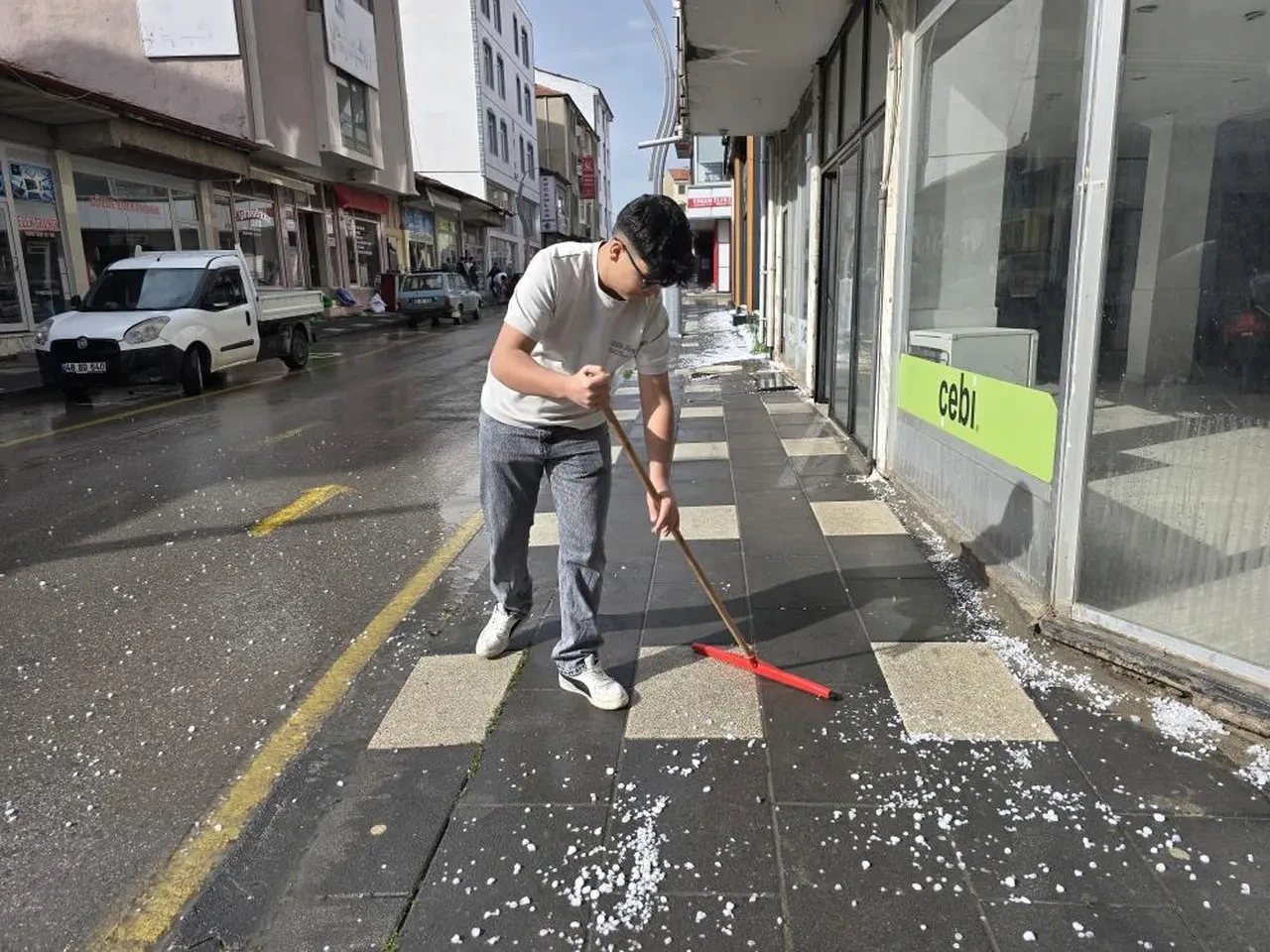 Görenler gözlerine inanamadı! Ceviz büyüklüğünde yağdı, her yeri beyaza bürüdü