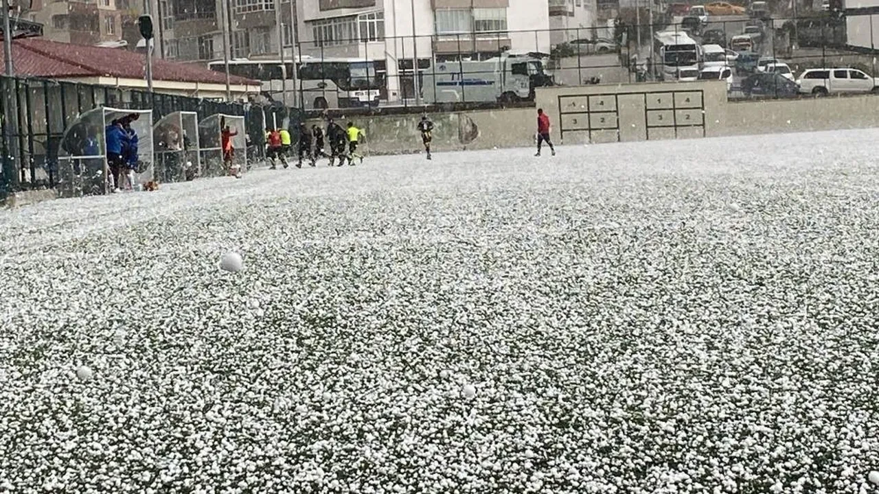 Görenler gözlerine inanamadı! Ceviz büyüklüğünde yağdı, her yeri beyaza bürüdü